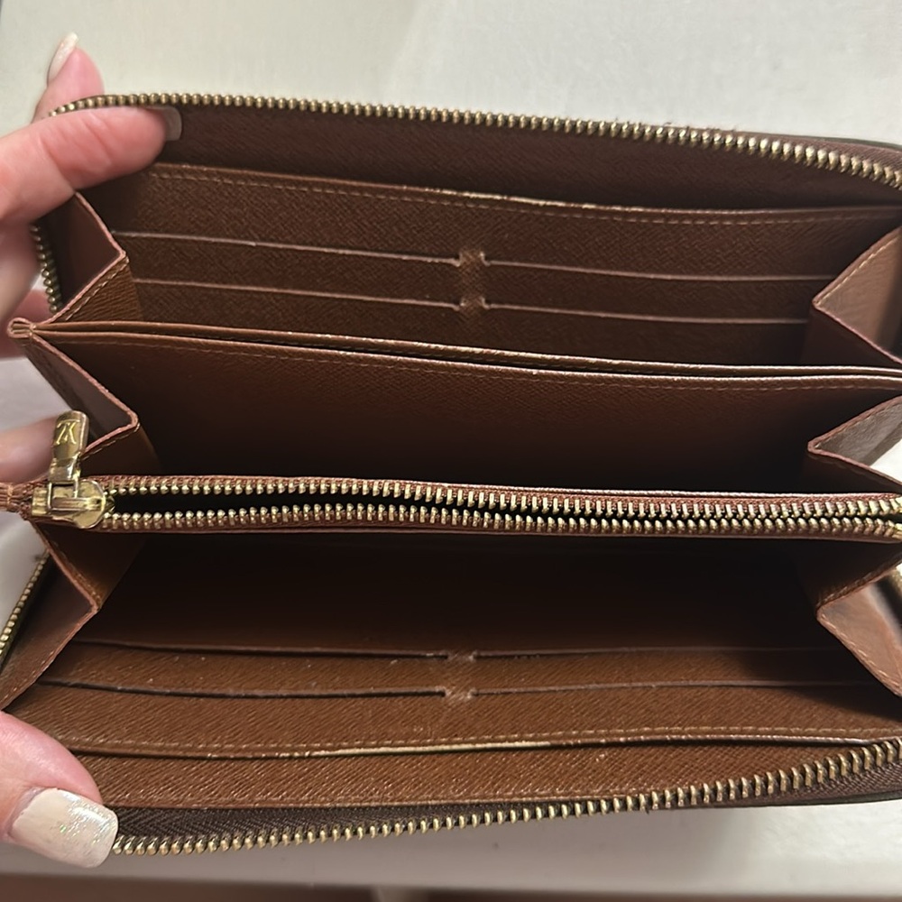 Authentic Louis Vuitton Zippy Wallet Monogram - Picture 2 of 9